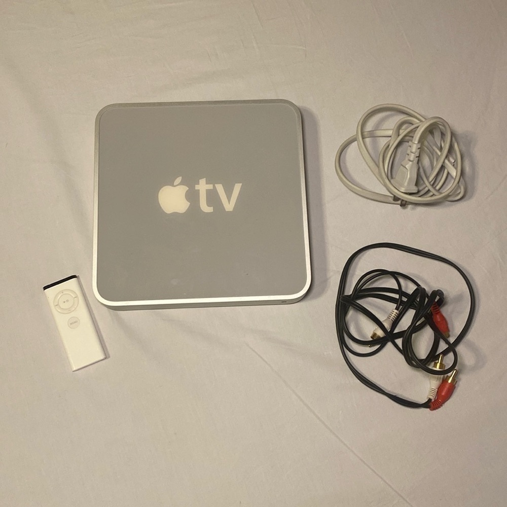 Apple TV White 1st Generation Model A1218 Streamer w/ Remote, Charging Cord EUC